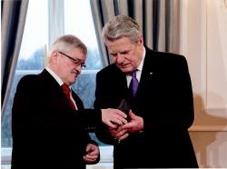Horst Dieter Stephani überreicht dem Bundespräsidenten ein Präsent