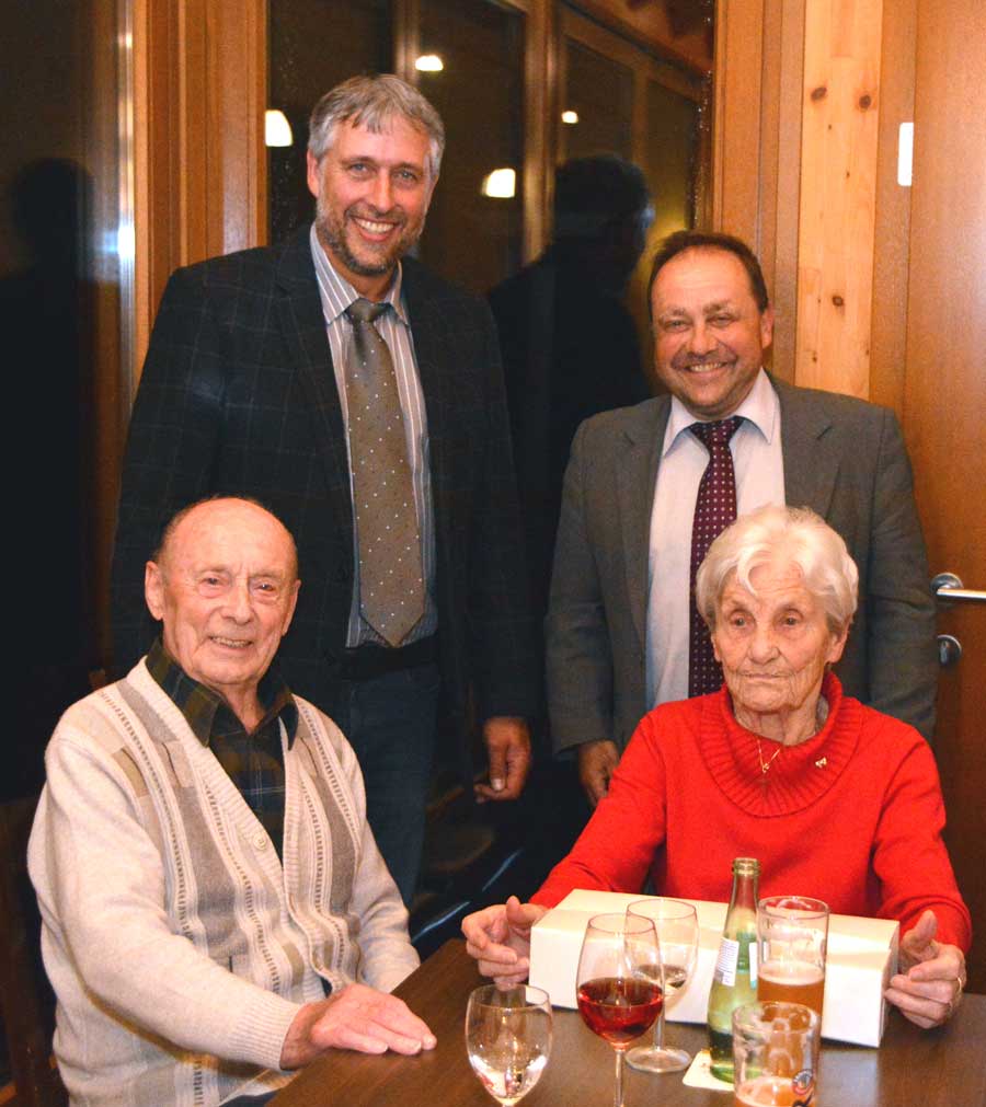 Ehrung des Ehepaares Schiestel durch Ulrich Faßbender und Alfred Schomisch