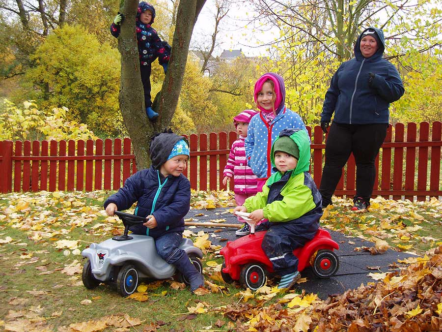 Eltern der Kindertagesstätte Boos bauen eine Bobbycarbahn