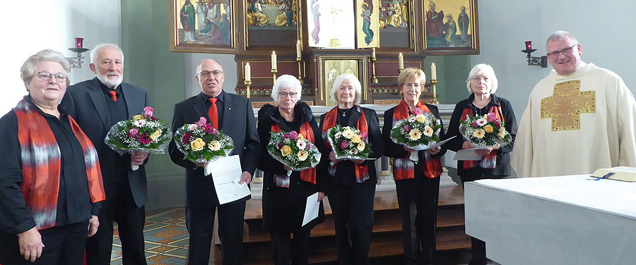 Geehrt wurden von Pfarrer Alois Dreser (rechts) und der stellvertretenden Vorsitzenden Karola Seuter (links) die Chormitglieder (v.l.) Franz-Josef Michels, Norbert Wilbert, Rosa Diederich, Maria Retterath, Hedwig Weber und Resi Retterath | © Boos-Eifel.de / Heinz-Günter Wagner