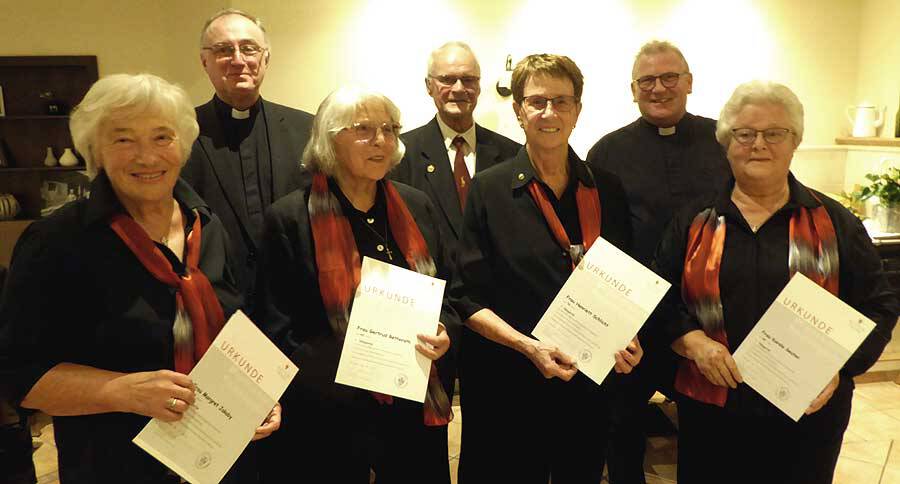 Geehrt wurden von Pfarrer Dreser (h.Reihe re.) und Pfarrer Kohnz (h.Reihe li.) die Chormitglieder Margret Jakoby, Gertrud Retterath, Henriette Schlicht, Karola Seuter (v. l.) und Werner Knechtges (h. Reihe Mitte). Es fehlten Martha Stumpf und das Ehepaar Rieder | © Boos-Eifel.de Foto: Privat