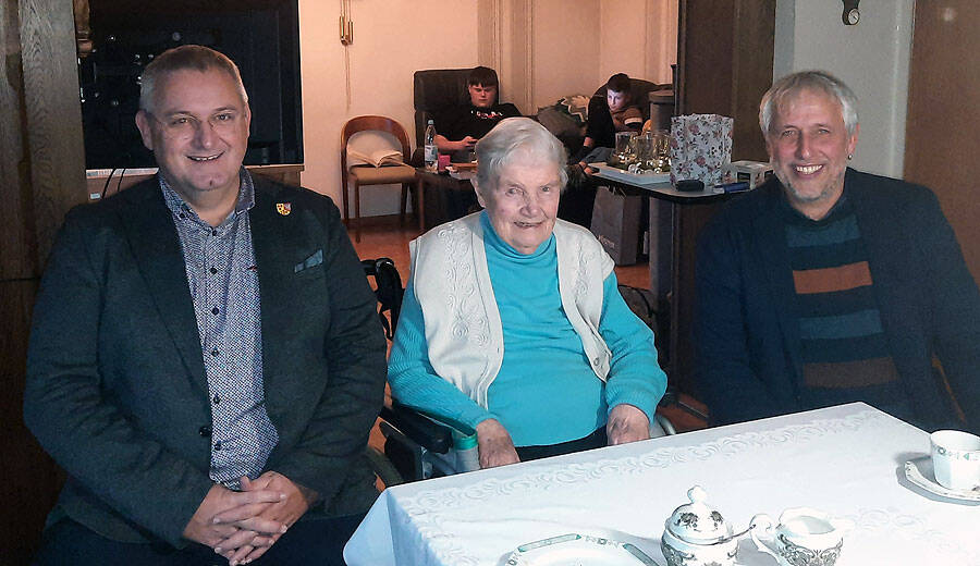 Margarete Schumacher mit Ulrich Faßbender rechts und Christoph Kicherer (1. Beigeordneter der VG Vordereifel)