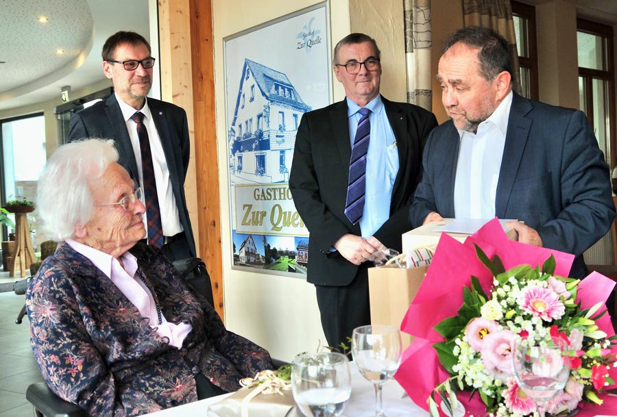 Es gratulierten der Jubilarin v.l: Axel Schneider, Landrat Dr. Alexander Saftig und Verbandsbürgermeister Alfred Schomisch © Boos-Eifel.de | Foto: Herbert Retterath