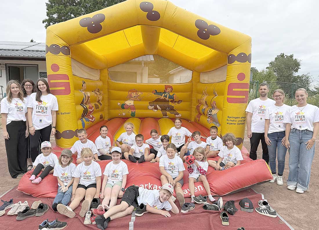 Ferienfreizeit 2026 SV Boos | © Boos-Eifel.de | Foto: Julian Weber teilnehmende Kinder und Betreuer an der Hüpfburg am Booser Sportplatz