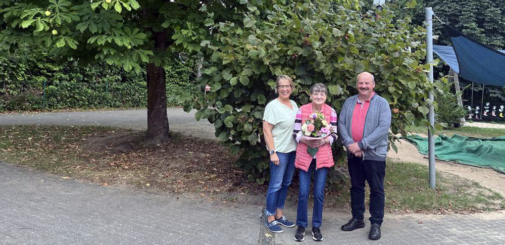 v.l.: Kita-Leiterin Petra Lüder, Thea Heimermann und Edmund Röser © Boos-Eifel.de | Foto: Privat Thea Heimermann wird von Bürgermeister Edmund Röser und KiTa-Leiterin Petra Lüder verabschiedet