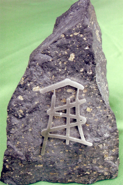 Das Geschenk - Ein Basaltstein aus Boos mit dem Logo des Booser Eifeltum