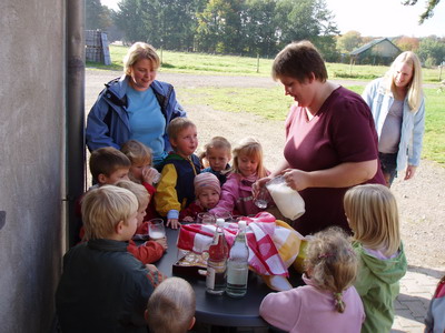 20071025 kiga milch trinken