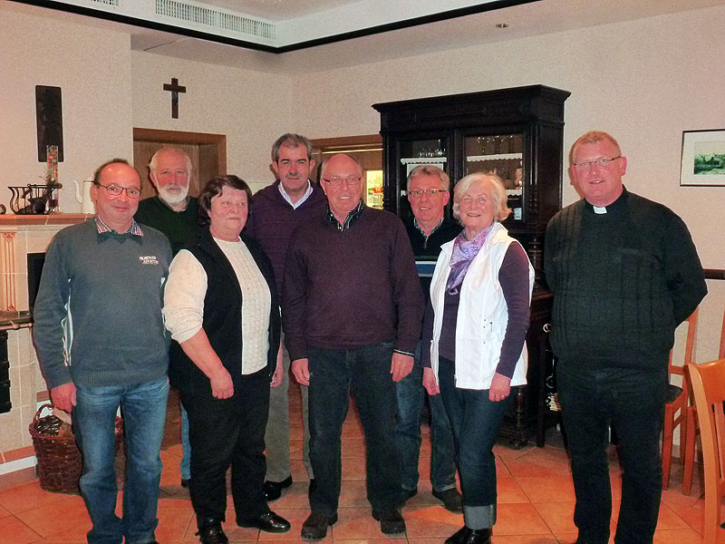 Der neu gewählte Vorstand v.l. Hans Jarding, Franz-Josef Michels, Karola Seuter, Rudi Campignier, Norbert Wilbert, Heinz-Günter Wagner, Maria Retterath, Pastor Alois Dreser